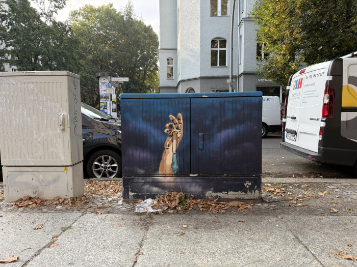 Sowohl die Farbwiedergabe, als auch der Weißabgleich zwischen iPhone 16 Pro Max ...